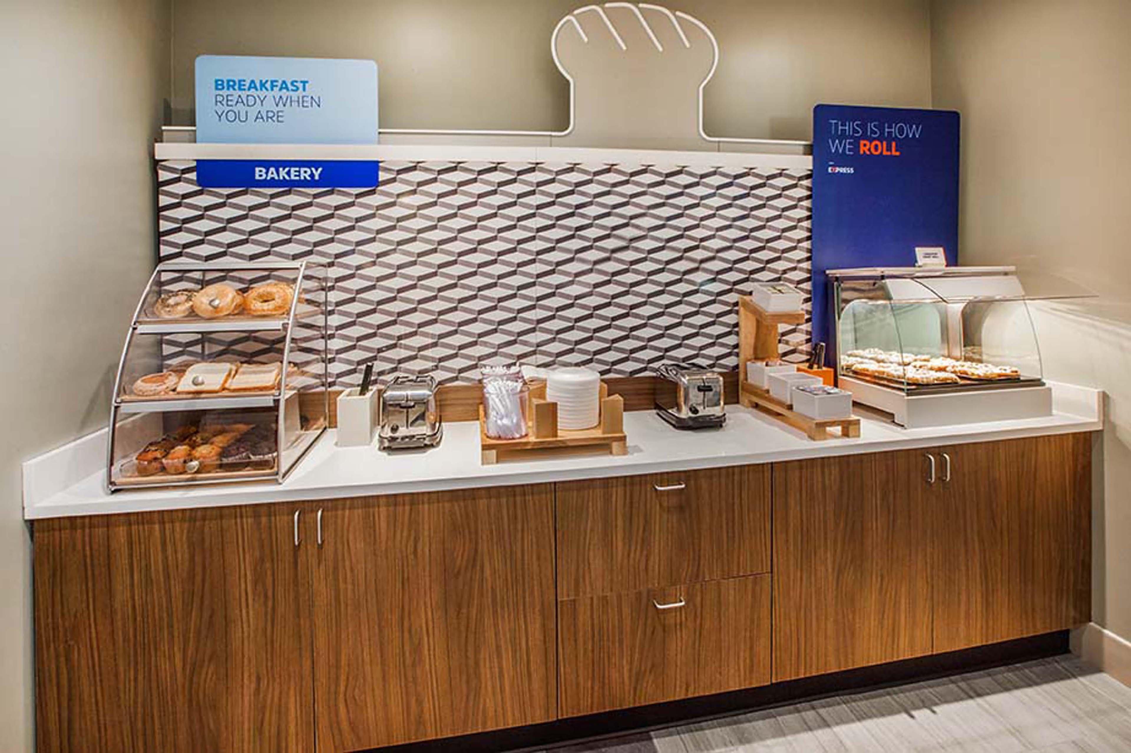 Holiday Inn Express Pratt By Ihg Екстериор снимка