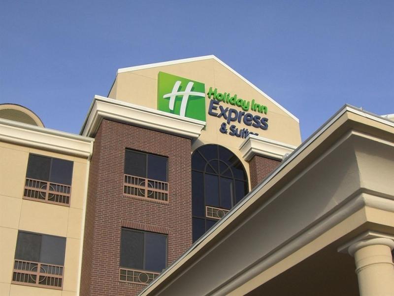 Holiday Inn Express Pratt By Ihg Екстериор снимка
