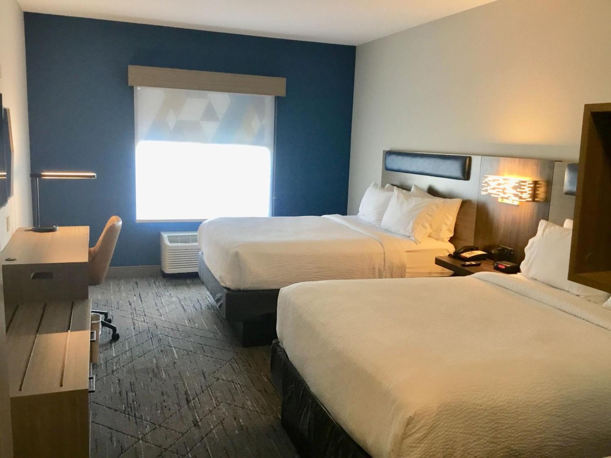 Holiday Inn Express Pratt By Ihg Екстериор снимка