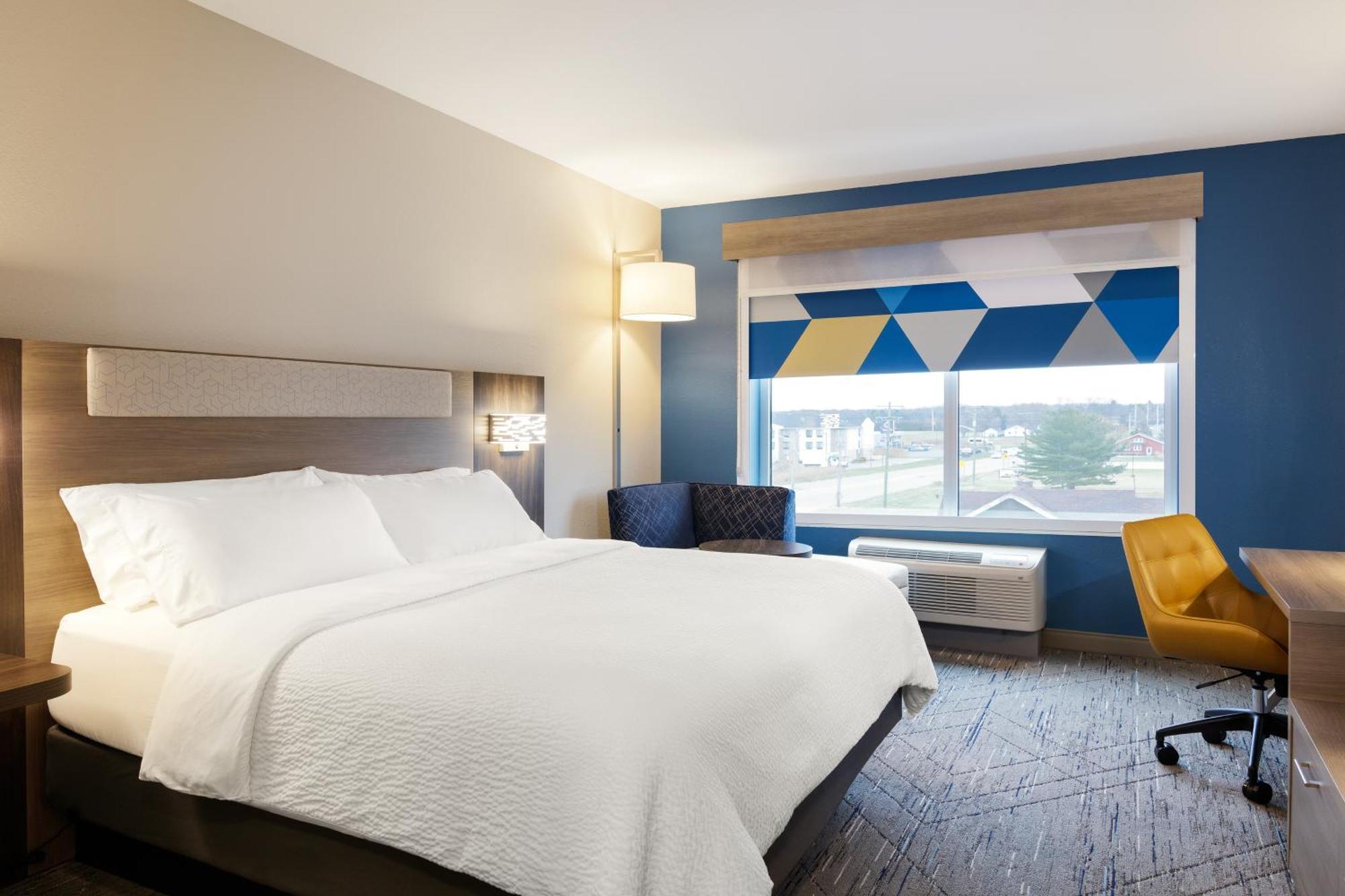 Holiday Inn Express Pratt By Ihg Екстериор снимка