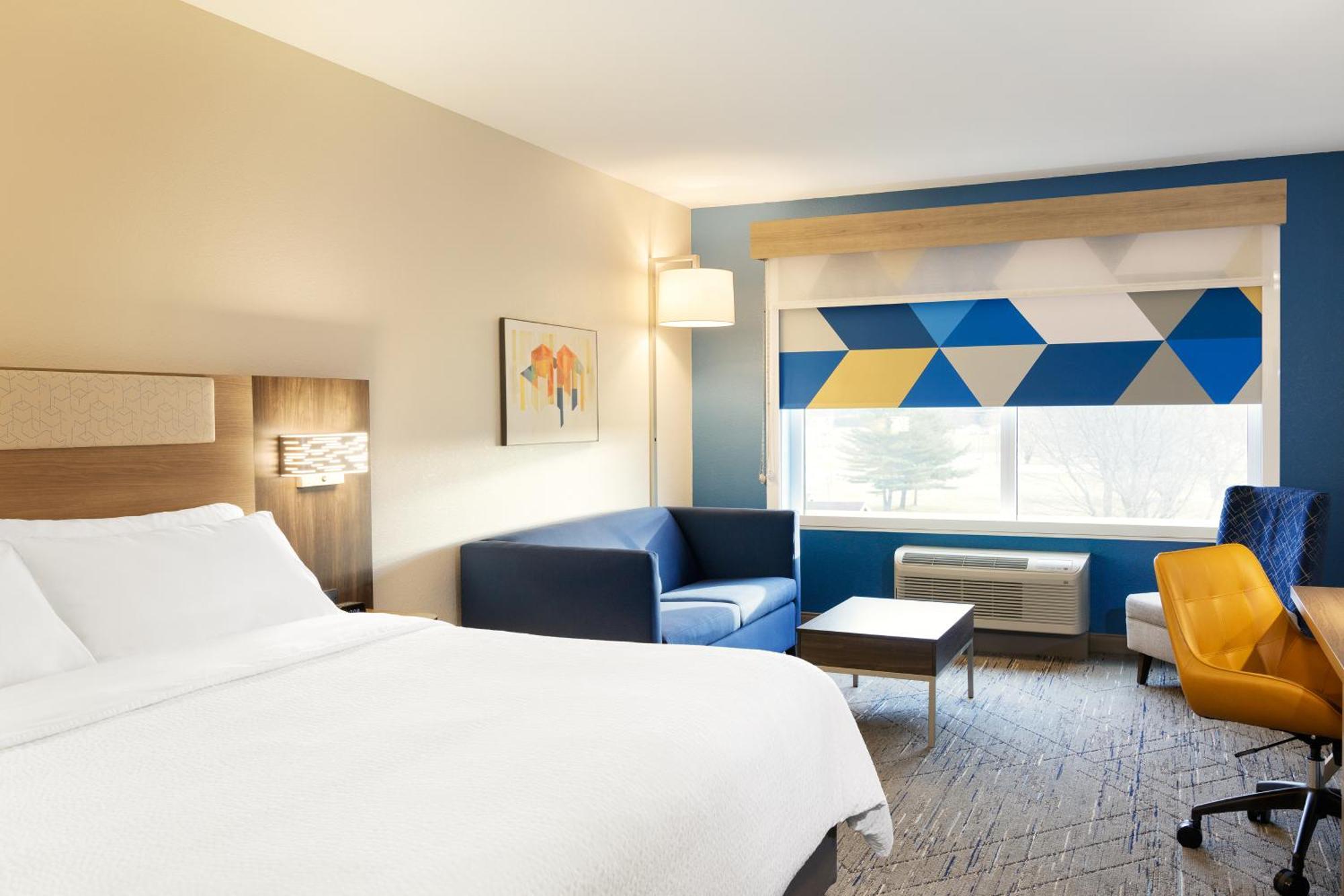Holiday Inn Express Pratt By Ihg Екстериор снимка