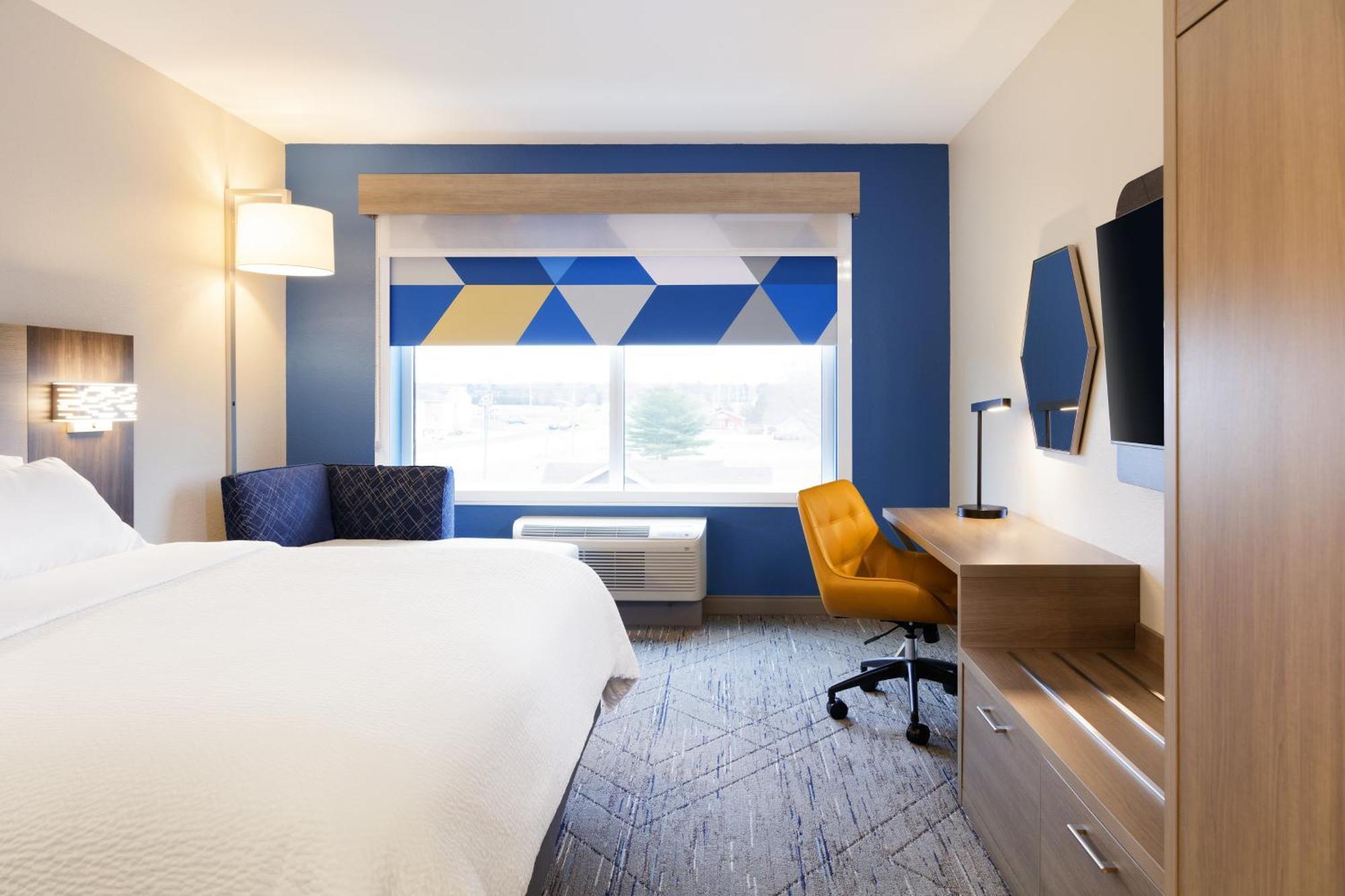 Holiday Inn Express Pratt By Ihg Екстериор снимка